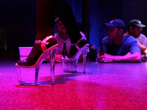 Striptease/Lapdance Finde eine Prostituierte Mersch